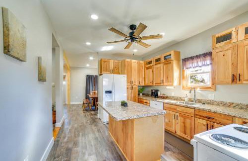 All-Season Seney Home with Private Yard and Fire Pit! - Foto 6