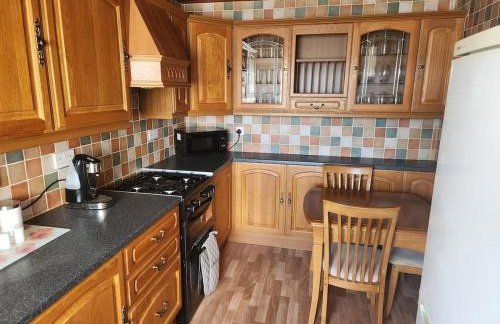 Peaceful 2-Bed Bungalow with Garden & Parking in Bramley Village, Rotherham - Foto 18