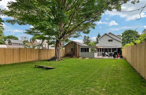 Charming Family Saratoga Home Walk to Track & Downtown - Photo 12