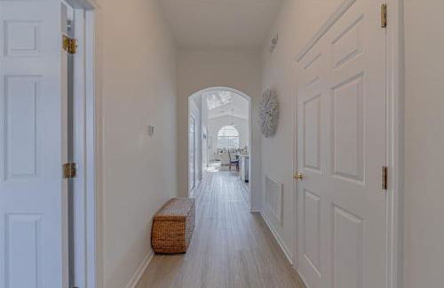 580 - Stunning Renovated Home with Large East Facing Pool Deck Overlooking Preservation Area and Games Room - Foto 46