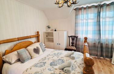 Bright 3 bedroom house with private garden near Edinburgh - Woodside home - Foto 1