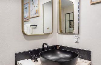 Spacious Yard, Sparkling Pool & Spa, Firepit, 9beds! - Photo 40