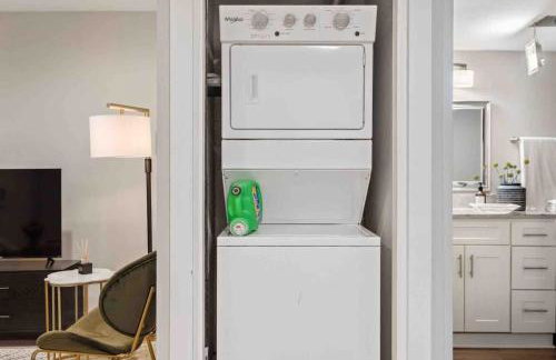 Quiet neighborhood steps away from Downtown stores - Foto 9