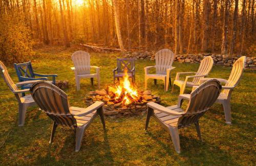 Bear House Catskills Cabin- Private Pool, Pond, Hot Tub, Dog-Friendly Sleeps 9 Adults - Foto 6