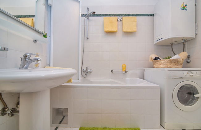 Spacious and Modern 1st Floor Apartment With Private Garage, Wi-fi - Foto 13