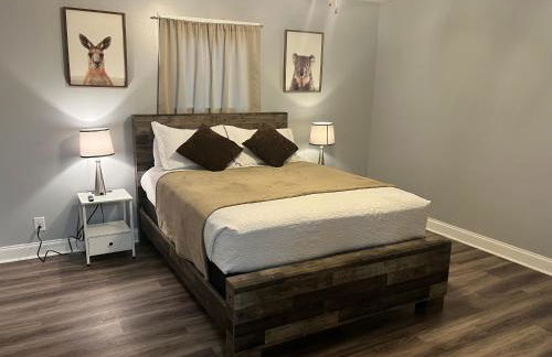 Shades of Gray 4BR Home w Mini Fridges - Foto 25