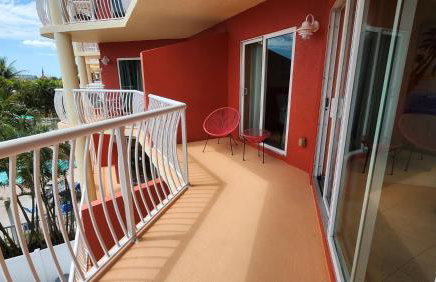 Spacious 2BR Oasis Steps to Treasure Island Beach - Foto 41