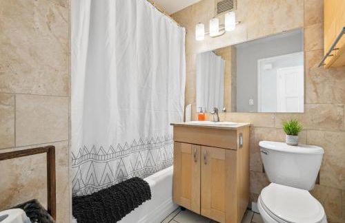 Downtown 2BR Penthouse with Prime Location & Views - Foto 8