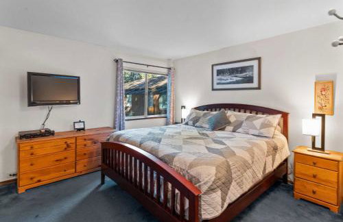 2BR Overlooks Shared Pool Near Gondola & Village - Foto 4