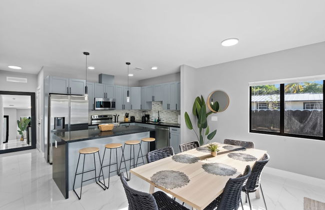 Modern 4-BR House with Free Parking - Photo 8