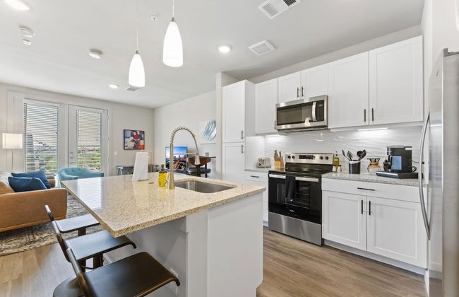 Prime Soco Bright 2BR King Suite w Pool Parking - Foto 3