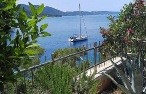 Beachfront Luxury Villa with Private Pool and Stunning Sea Views - Photo 4