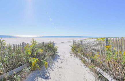 Escape to Raleigh Ave Glamour - Steps to the Beach - Foto 35