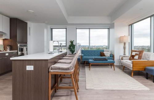 High Rise Retreat w City Skyline Views Shared Gym - Photo 7