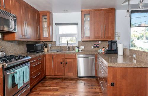 Chic SD Basecamp - Walk to Downtown - Foto 23