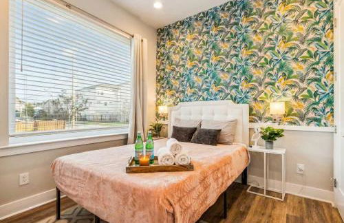 Private Home with Rooftop Game Room near Downtown - Foto 41