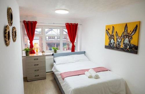 Beautiful Modern Home in London, Free Parking, Family Home, Sleeps 9, Close to Railway Station - Foto 38