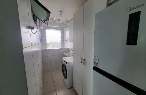 Confortável apartamento com 2 quartos, sendo um suíte, varanda, ampla sala, cozinha área de serviço e banheiro social - Foto 30