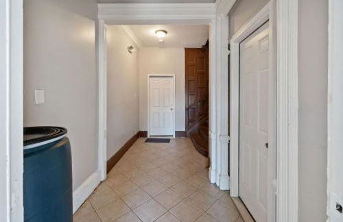 Modern 2BR Near NYC with Free Parking and Workspace - Foto 18