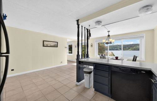 Lakefront Getaway with Private Dock & Scenic Views home - Foto 12