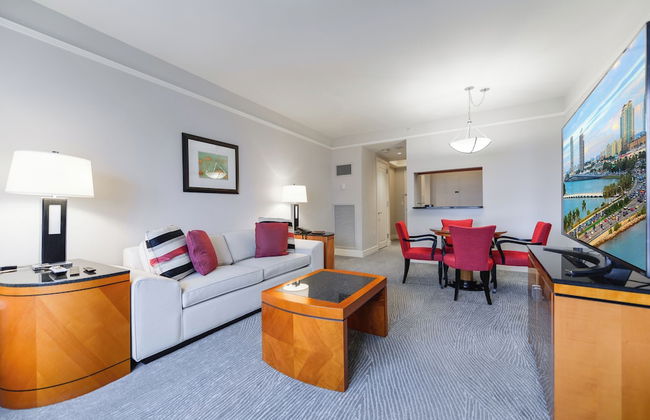 Luxury Condos at Four Seasons - Foto 17