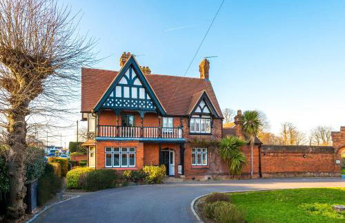 Unique 4 Bed Home in The Windsor Tapestries by Casa by Grace - Sleeps 7-9, Private Hot Tub Hire, Free Parking, Dog Friendly, Legoland, Windsor Castle - Foto 37