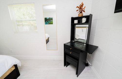 Close to the Action, Peaceful When You Return - Foto 50