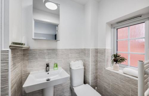 Stunning Detached House with Driveway Parking, Office Room, Self-Check-In, Fast WiFi and Smart TV with Sky and Netflix by Yoko Property - Photo 14