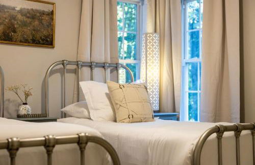 Sink into the Luxe Corner Tub at an Upscale, Spacious Home - Foto 32