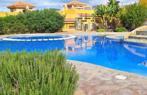 Apartamento con hermoso jardín y AC - Foto 36