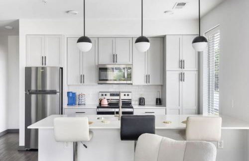 Bright & Cozy 2BR Retreat w Parking Broad Ripple - Foto 7