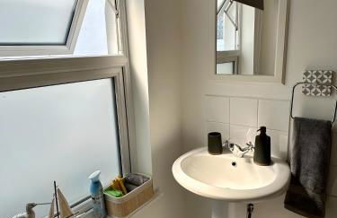 Amo Mews House - Central, Private Patio & Free Parking - Foto 17