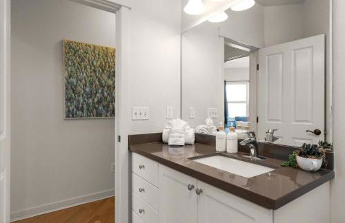 Chic 2BR • King Beds • Huge Patio • 95 Walk Score! - Foto 22