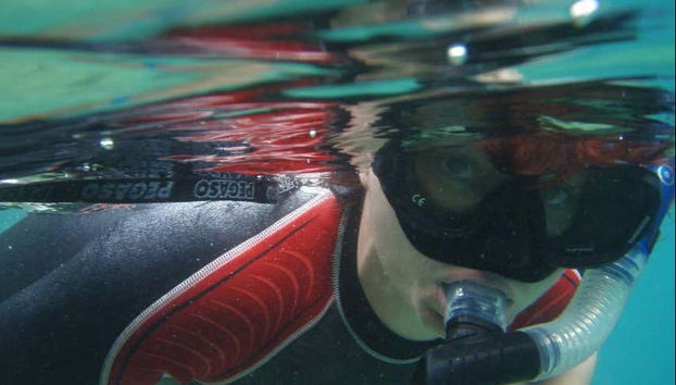 Desfrutando da atividade de snorkel