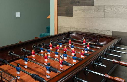 Iron Mountain - Spacious Secluded Lodge with Hot Tub & Game Room - Photo 61