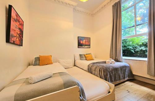 Lovely Ground Floor Home with High Ceiling and a Private Garden with Deck by Earl's Court Station - Photo 19