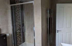 Cheltenham large house with gym, bar & hot tub - Photo 9