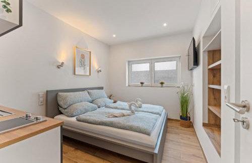 Family and Friends Worms - Photo 2