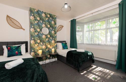 Large House for Groups with Huge Driveway - FREE PARKING - Photo 4