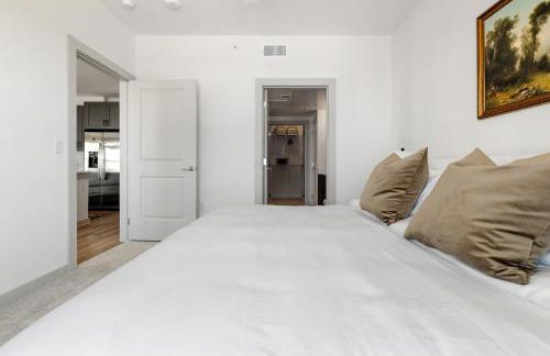 Elevated Contemporary 2BR 2BA with Balcony - Foto 15