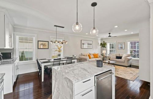 Upscale Azure by Saratoga Stays - Photo 17