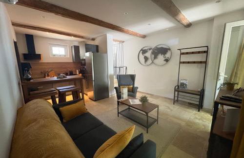 Le mas des glycines - parking privé et terrasse ombragée - Foto 6