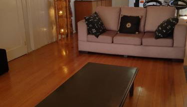 CASA FULL, CENTRO, 130m quadrados, 9 Pessoas, Wi-Fi, 3 Qtos, Churrasqueira e Apetrechos, Cozinha-Sala Integrados, 2 Banheiros, Varanda e Jardim, Garagem Coberta, Estac Interno 3 Carros, Lareira de Alta Performance e Fogão de Ferro, Área nos Fundos - Foto 5