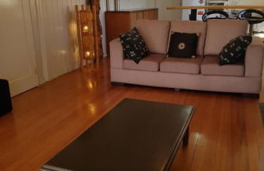 CASA FULL, CENTRO, 130m quadrados, 9 Pessoas, Wi-Fi, 3 Qtos, Churrasqueira e Apetrechos, Cozinha-Sala Integrados, 2 Banheiros, Varanda e Jardim, Garagem Coberta, Estac Interno 3 Carros, Lareira de Alta Performance e Fogão de Ferro, Área nos Fundos - Foto 5