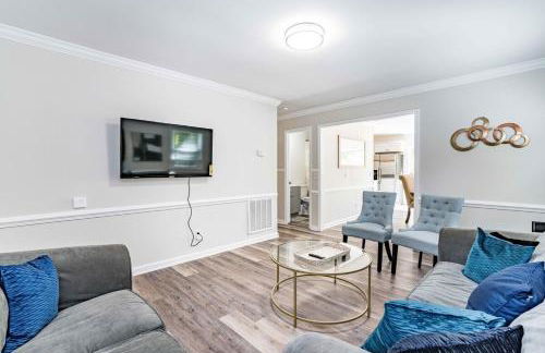 Renovated N Raleigh home with firepit wifi & king bed - Foto 3