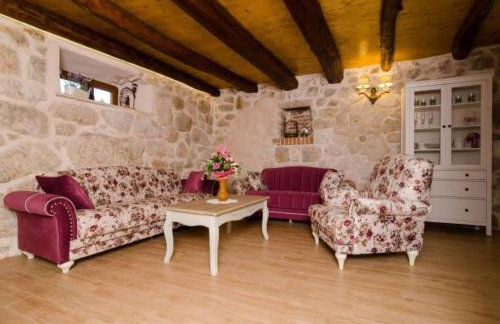 Breathtaking Scenic Villa with Pool - Photo 6