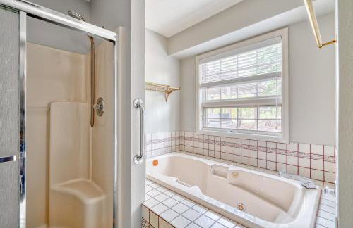 Spacious retreat 4BR AC, SHARC, Hot Tub, Games, Grill, Pets, Fireplace - Foto 26
