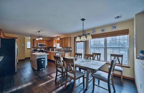 Gorgeous Cozy 5 Bedroom House with Hottub,Lake,Pool - Foto 20