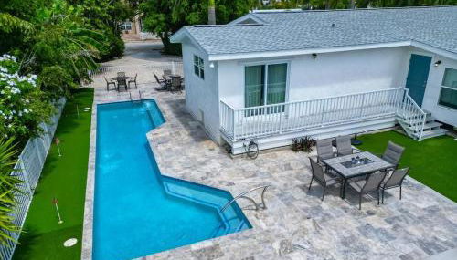 Sea Glass Dreams - Waterfront Pool Home, Mini Golf, Game Room, 110' Dock - Foto 3