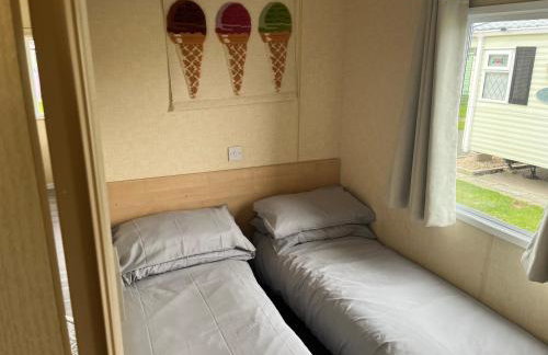 Dog Friendly Lovely Caravan 4 Berth Towyn North Wales Read full host details before booking Mon in to Fri out Fri in to Mon out Mon to Mon Fri to Fri ONLY - Foto 15